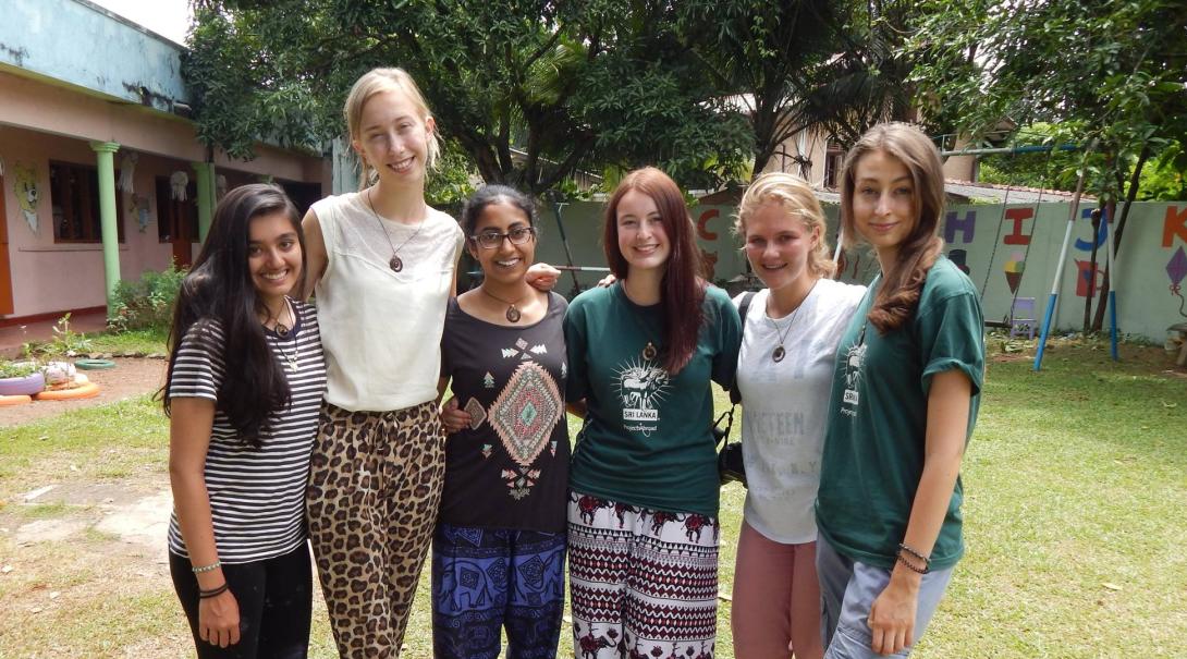 Projects Abroad volunteers take group photo in Sri Lanka Volunteers on the Alternative Schoolies in Sri Lanka